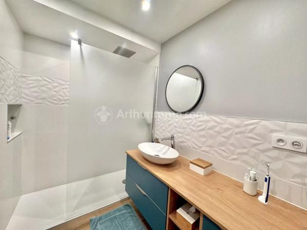 Vente                                                      Appartement
                        
                     3 pièces                      113 m2                     à Royat