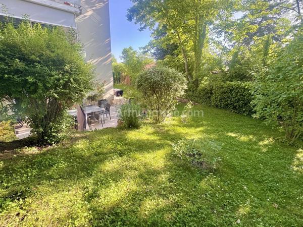 Vente                                                      Appartement
                        
                     3 pièces                      113 m2                     à Royat