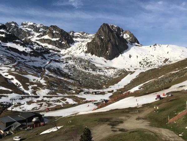 Dans la Station de la MONGIE dans les Hautes Pyrénées un studio de 26 m² aux pieds des pistes de ski avec Balcon et cellier.