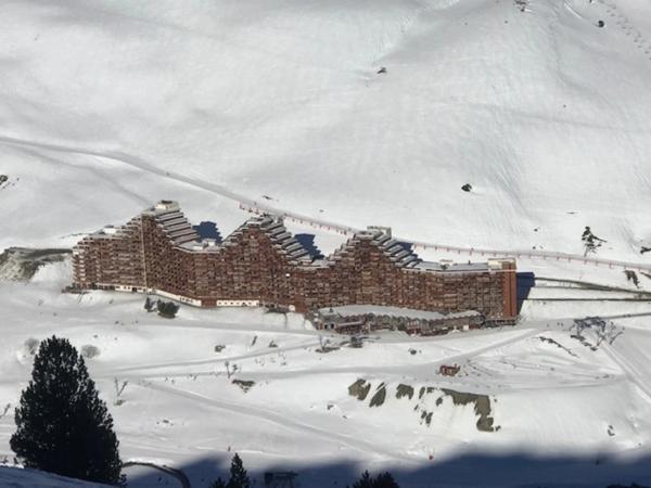 Dans la Station de la MONGIE dans les Hautes Pyrénées un studio de 26 m² aux pieds des pistes de ski avec Balcon et cellier.