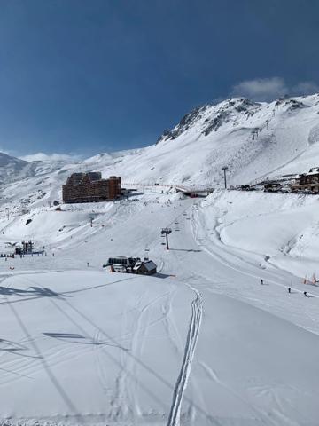 Dans la Station de la MONGIE dans les Hautes Pyrénées un studio de 26 m² aux pieds des pistes de ski avec Balcon et cellier.