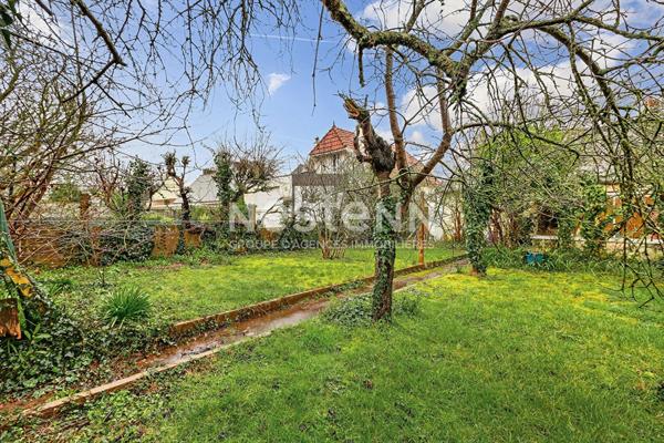 VENTE MAISON DE VILLE QUARTIER ROBIEN AVEC GARAGE TROIS CHAMBRES DONT UNE DE PLAIN PIED ET JARDIN CLOS