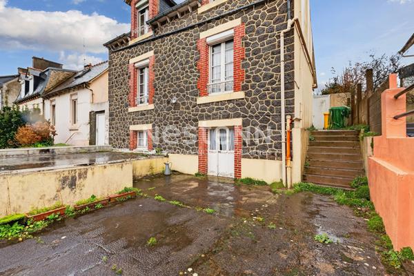 VENTE MAISON DE VILLE QUARTIER ROBIEN AVEC GARAGE TROIS CHAMBRES DONT UNE DE PLAIN PIED ET JARDIN CLOS