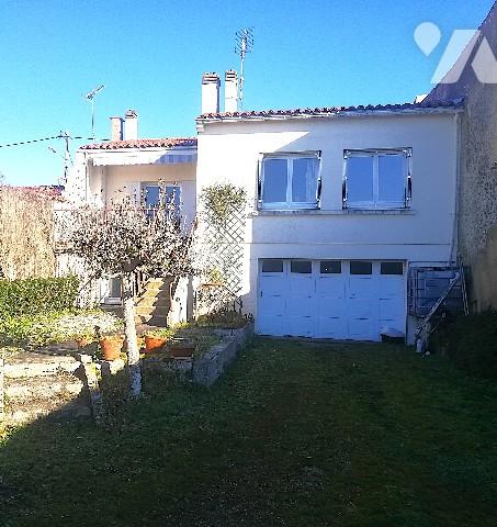 En centre-ville, proche des commerces, maison avec garage, terrasse et jardin orienté sud