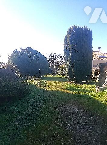 En centre-ville, proche des commerces, maison avec garage, terrasse et jardin orienté sud