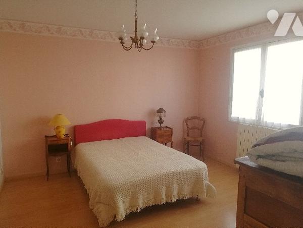 En centre-ville, proche des commerces, maison avec garage, terrasse et jardin orienté sud