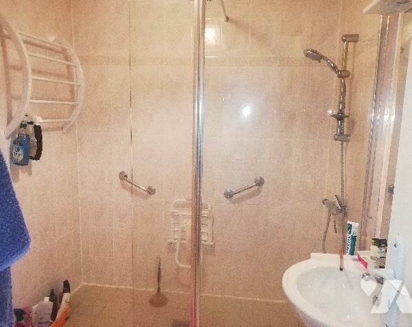 En centre-ville, proche des commerces, maison avec garage, terrasse et jardin orienté sud