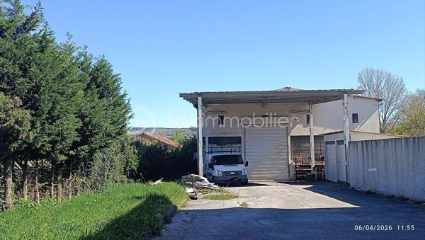 Je vous propose en exclusivité ce garage / local industriel / entrepôt situé à Aussillon., à proximité immédiate des axes routiers et des zones industrielles, sur un terrain de 1 890 m², ce site comprend un local industriel et deux garages. Cette propriété polyvalente offre de nombreuses opportunités d'exploitation pour des activités industrielles, logistiques ou de stockage.

Caractéristiques principales :
- Bâtiment d'environ 500 m² avec un grand portail permettant l'accès aux semi-remorques.
- Bureau intégré et fonctionnel d'environ 30 m².
- Bâtiment en bon état général, offrant des volumes généreux et une excellente accessibilité.
- Parking dédié aux véhicules légers et poids lourds, optimisant les opérations logistiques.
- Agencement facilitant une remise en service rapide ou une réaffectation en fonction du projet.

Équipements et confort :
- Raccordement au tout-à-l'égout.
- Fibre optique.

En complément : une centrale photovoltaïque est installée sur les toits, avec un contrat en autoconsommation et revente du surplus. Les détails précis seront communiqués lors de l'étude du dossier.
