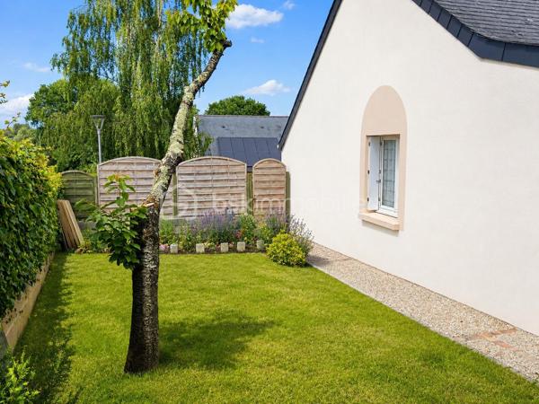 À découvrir sans tarder : agréable maison de plain-pied située au cœur de la commune d'Olivet, offrant un cadre de vie paisible et pratique à proximité des commodités.

Dès l'entrée, vous serez séduits par sa belle pièce de vie lumineuse, composée d'une cuisine ouverte sur un vaste séjour, créant un espace convivial et chaleureux pour toute la famille.

La partie nuit se compose de quatre chambres, d'une salle de bains et d'un cellier fonctionnel. Un double garage d'environ 43 m² vient compléter l'ensemble, offrant un bel espace pour stationner, bricoler ou stocker.

Véritable atout de la maison, la véranda de 23 m², construite en 2003, constitue une pièce de vie supplémentaire baignée de lumière, idéale pour profiter du jardin, et des repas familiaux tout au long de l'année.

Les extérieurs disposent également d'un cabanon d'environ 13 m² ainsi que d'un grenier aménageable de 43 m² au sol, offrant un potentiel intéressant pour créer un espace supplémentaire selon vos besoins.

Soucieuse des économies d'eau, la propriété est équipée d'une citerne d'eau de pluie enterrée en inox marine de 3 000 litres avec pompe de relevage, parfaite pour l'arrosage du jardin, du potager ou les travaux extérieurs.

Le confort est assuré par un chauffage au gaz alimenté par une citerne de 1 000 litres, complété par une cheminée à bois qui apporte chaleur et convivialité durant la saison hivernale.

Une maison familiale aux beaux volumes, fonctionnelle et évolutive, idéale pour ceux qui recherchent le confort du plain-pied dans un environnement agréable à seulement quelques minutes de Laval.

Contactez-moi dès aujourd'hui pour organiser une visite.au 07 83 78 24 35 !