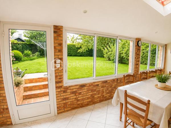À découvrir sans tarder : agréable maison de plain-pied située au cœur de la commune d'Olivet, offrant un cadre de vie paisible et pratique à proximité des commodités.

Dès l'entrée, vous serez séduits par sa belle pièce de vie lumineuse, composée d'une cuisine ouverte sur un vaste séjour, créant un espace convivial et chaleureux pour toute la famille.

La partie nuit se compose de quatre chambres, d'une salle de bains et d'un cellier fonctionnel. Un double garage d'environ 43 m² vient compléter l'ensemble, offrant un bel espace pour stationner, bricoler ou stocker.

Véritable atout de la maison, la véranda de 23 m², construite en 2003, constitue une pièce de vie supplémentaire baignée de lumière, idéale pour profiter du jardin, et des repas familiaux tout au long de l'année.

Les extérieurs disposent également d'un cabanon d'environ 13 m² ainsi que d'un grenier aménageable de 43 m² au sol, offrant un potentiel intéressant pour créer un espace supplémentaire selon vos besoins.

Soucieuse des économies d'eau, la propriété est équipée d'une citerne d'eau de pluie enterrée en inox marine de 3 000 litres avec pompe de relevage, parfaite pour l'arrosage du jardin, du potager ou les travaux extérieurs.

Le confort est assuré par un chauffage au gaz alimenté par une citerne de 1 000 litres, complété par une cheminée à bois qui apporte chaleur et convivialité durant la saison hivernale.

Une maison familiale aux beaux volumes, fonctionnelle et évolutive, idéale pour ceux qui recherchent le confort du plain-pied dans un environnement agréable à seulement quelques minutes de Laval.

Contactez-moi dès aujourd'hui pour organiser une visite.au 07 83 78 24 35 !