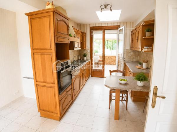 À découvrir sans tarder : agréable maison de plain-pied située au cœur de la commune d'Olivet, offrant un cadre de vie paisible et pratique à proximité des commodités.

Dès l'entrée, vous serez séduits par sa belle pièce de vie lumineuse, composée d'une cuisine ouverte sur un vaste séjour, créant un espace convivial et chaleureux pour toute la famille.

La partie nuit se compose de quatre chambres, d'une salle de bains et d'un cellier fonctionnel. Un double garage d'environ 43 m² vient compléter l'ensemble, offrant un bel espace pour stationner, bricoler ou stocker.

Véritable atout de la maison, la véranda de 23 m², construite en 2003, constitue une pièce de vie supplémentaire baignée de lumière, idéale pour profiter du jardin, et des repas familiaux tout au long de l'année.

Les extérieurs disposent également d'un cabanon d'environ 13 m² ainsi que d'un grenier aménageable de 43 m² au sol, offrant un potentiel intéressant pour créer un espace supplémentaire selon vos besoins.

Soucieuse des économies d'eau, la propriété est équipée d'une citerne d'eau de pluie enterrée en inox marine de 3 000 litres avec pompe de relevage, parfaite pour l'arrosage du jardin, du potager ou les travaux extérieurs.

Le confort est assuré par un chauffage au gaz alimenté par une citerne de 1 000 litres, complété par une cheminée à bois qui apporte chaleur et convivialité durant la saison hivernale.

Une maison familiale aux beaux volumes, fonctionnelle et évolutive, idéale pour ceux qui recherchent le confort du plain-pied dans un environnement agréable à seulement quelques minutes de Laval.

Contactez-moi dès aujourd'hui pour organiser une visite.au 07 83 78 24 35 !