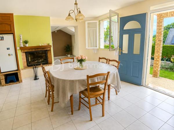 À découvrir sans tarder : agréable maison de plain-pied située au cœur de la commune d'Olivet, offrant un cadre de vie paisible et pratique à proximité des commodités.

Dès l'entrée, vous serez séduits par sa belle pièce de vie lumineuse, composée d'une cuisine ouverte sur un vaste séjour, créant un espace convivial et chaleureux pour toute la famille.

La partie nuit se compose de quatre chambres, d'une salle de bains et d'un cellier fonctionnel. Un double garage d'environ 43 m² vient compléter l'ensemble, offrant un bel espace pour stationner, bricoler ou stocker.

Véritable atout de la maison, la véranda de 23 m², construite en 2003, constitue une pièce de vie supplémentaire baignée de lumière, idéale pour profiter du jardin, et des repas familiaux tout au long de l'année.

Les extérieurs disposent également d'un cabanon d'environ 13 m² ainsi que d'un grenier aménageable de 43 m² au sol, offrant un potentiel intéressant pour créer un espace supplémentaire selon vos besoins.

Soucieuse des économies d'eau, la propriété est équipée d'une citerne d'eau de pluie enterrée en inox marine de 3 000 litres avec pompe de relevage, parfaite pour l'arrosage du jardin, du potager ou les travaux extérieurs.

Le confort est assuré par un chauffage au gaz alimenté par une citerne de 1 000 litres, complété par une cheminée à bois qui apporte chaleur et convivialité durant la saison hivernale.

Une maison familiale aux beaux volumes, fonctionnelle et évolutive, idéale pour ceux qui recherchent le confort du plain-pied dans un environnement agréable à seulement quelques minutes de Laval.

Contactez-moi dès aujourd'hui pour organiser une visite.au 07 83 78 24 35 !