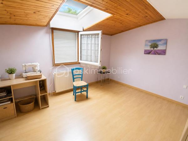 À découvrir sans tarder : agréable maison de plain-pied située au cœur de la commune d'Olivet, offrant un cadre de vie paisible et pratique à proximité des commodités.

Dès l'entrée, vous serez séduits par sa belle pièce de vie lumineuse, composée d'une cuisine ouverte sur un vaste séjour, créant un espace convivial et chaleureux pour toute la famille.

La partie nuit se compose de quatre chambres, d'une salle de bains et d'un cellier fonctionnel. Un double garage d'environ 43 m² vient compléter l'ensemble, offrant un bel espace pour stationner, bricoler ou stocker.

Véritable atout de la maison, la véranda de 23 m², construite en 2003, constitue une pièce de vie supplémentaire baignée de lumière, idéale pour profiter du jardin, et des repas familiaux tout au long de l'année.

Les extérieurs disposent également d'un cabanon d'environ 13 m² ainsi que d'un grenier aménageable de 43 m² au sol, offrant un potentiel intéressant pour créer un espace supplémentaire selon vos besoins.

Soucieuse des économies d'eau, la propriété est équipée d'une citerne d'eau de pluie enterrée en inox marine de 3 000 litres avec pompe de relevage, parfaite pour l'arrosage du jardin, du potager ou les travaux extérieurs.

Le confort est assuré par un chauffage au gaz alimenté par une citerne de 1 000 litres, complété par une cheminée à bois qui apporte chaleur et convivialité durant la saison hivernale.

Une maison familiale aux beaux volumes, fonctionnelle et évolutive, idéale pour ceux qui recherchent le confort du plain-pied dans un environnement agréable à seulement quelques minutes de Laval.

Contactez-moi dès aujourd'hui pour organiser une visite.au 07 83 78 24 35 !