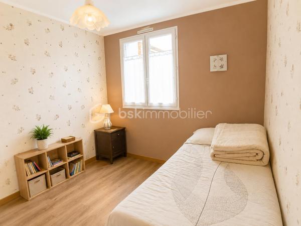 À découvrir sans tarder : agréable maison de plain-pied située au cœur de la commune d'Olivet, offrant un cadre de vie paisible et pratique à proximité des commodités.

Dès l'entrée, vous serez séduits par sa belle pièce de vie lumineuse, composée d'une cuisine ouverte sur un vaste séjour, créant un espace convivial et chaleureux pour toute la famille.

La partie nuit se compose de quatre chambres, d'une salle de bains et d'un cellier fonctionnel. Un double garage d'environ 43 m² vient compléter l'ensemble, offrant un bel espace pour stationner, bricoler ou stocker.

Véritable atout de la maison, la véranda de 23 m², construite en 2003, constitue une pièce de vie supplémentaire baignée de lumière, idéale pour profiter du jardin, et des repas familiaux tout au long de l'année.

Les extérieurs disposent également d'un cabanon d'environ 13 m² ainsi que d'un grenier aménageable de 43 m² au sol, offrant un potentiel intéressant pour créer un espace supplémentaire selon vos besoins.

Soucieuse des économies d'eau, la propriété est équipée d'une citerne d'eau de pluie enterrée en inox marine de 3 000 litres avec pompe de relevage, parfaite pour l'arrosage du jardin, du potager ou les travaux extérieurs.

Le confort est assuré par un chauffage au gaz alimenté par une citerne de 1 000 litres, complété par une cheminée à bois qui apporte chaleur et convivialité durant la saison hivernale.

Une maison familiale aux beaux volumes, fonctionnelle et évolutive, idéale pour ceux qui recherchent le confort du plain-pied dans un environnement agréable à seulement quelques minutes de Laval.

Contactez-moi dès aujourd'hui pour organiser une visite.au 07 83 78 24 35 !