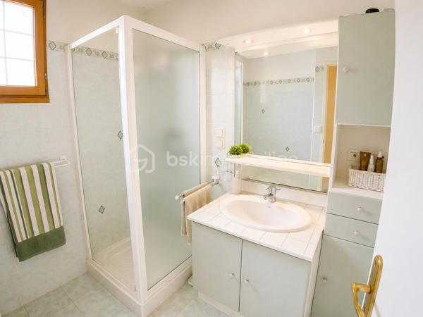 À découvrir sans tarder : agréable maison de plain-pied située au cœur de la commune d'Olivet, offrant un cadre de vie paisible et pratique à proximité des commodités.

Dès l'entrée, vous serez séduits par sa belle pièce de vie lumineuse, composée d'une cuisine ouverte sur un vaste séjour, créant un espace convivial et chaleureux pour toute la famille.

La partie nuit se compose de quatre chambres, d'une salle de bains et d'un cellier fonctionnel. Un double garage d'environ 43 m² vient compléter l'ensemble, offrant un bel espace pour stationner, bricoler ou stocker.

Véritable atout de la maison, la véranda de 23 m², construite en 2003, constitue une pièce de vie supplémentaire baignée de lumière, idéale pour profiter du jardin, et des repas familiaux tout au long de l'année.

Les extérieurs disposent également d'un cabanon d'environ 13 m² ainsi que d'un grenier aménageable de 43 m² au sol, offrant un potentiel intéressant pour créer un espace supplémentaire selon vos besoins.

Soucieuse des économies d'eau, la propriété est équipée d'une citerne d'eau de pluie enterrée en inox marine de 3 000 litres avec pompe de relevage, parfaite pour l'arrosage du jardin, du potager ou les travaux extérieurs.

Le confort est assuré par un chauffage au gaz alimenté par une citerne de 1 000 litres, complété par une cheminée à bois qui apporte chaleur et convivialité durant la saison hivernale.

Une maison familiale aux beaux volumes, fonctionnelle et évolutive, idéale pour ceux qui recherchent le confort du plain-pied dans un environnement agréable à seulement quelques minutes de Laval.

Contactez-moi dès aujourd'hui pour organiser une visite.au 07 83 78 24 35 !