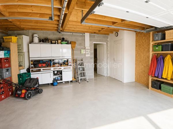 À découvrir sans tarder : agréable maison de plain-pied située au cœur de la commune d'Olivet, offrant un cadre de vie paisible et pratique à proximité des commodités.

Dès l'entrée, vous serez séduits par sa belle pièce de vie lumineuse, composée d'une cuisine ouverte sur un vaste séjour, créant un espace convivial et chaleureux pour toute la famille.

La partie nuit se compose de quatre chambres, d'une salle de bains et d'un cellier fonctionnel. Un double garage d'environ 43 m² vient compléter l'ensemble, offrant un bel espace pour stationner, bricoler ou stocker.

Véritable atout de la maison, la véranda de 23 m², construite en 2003, constitue une pièce de vie supplémentaire baignée de lumière, idéale pour profiter du jardin, et des repas familiaux tout au long de l'année.

Les extérieurs disposent également d'un cabanon d'environ 13 m² ainsi que d'un grenier aménageable de 43 m² au sol, offrant un potentiel intéressant pour créer un espace supplémentaire selon vos besoins.

Soucieuse des économies d'eau, la propriété est équipée d'une citerne d'eau de pluie enterrée en inox marine de 3 000 litres avec pompe de relevage, parfaite pour l'arrosage du jardin, du potager ou les travaux extérieurs.

Le confort est assuré par un chauffage au gaz alimenté par une citerne de 1 000 litres, complété par une cheminée à bois qui apporte chaleur et convivialité durant la saison hivernale.

Une maison familiale aux beaux volumes, fonctionnelle et évolutive, idéale pour ceux qui recherchent le confort du plain-pied dans un environnement agréable à seulement quelques minutes de Laval.

Contactez-moi dès aujourd'hui pour organiser une visite.au 07 83 78 24 35 !
