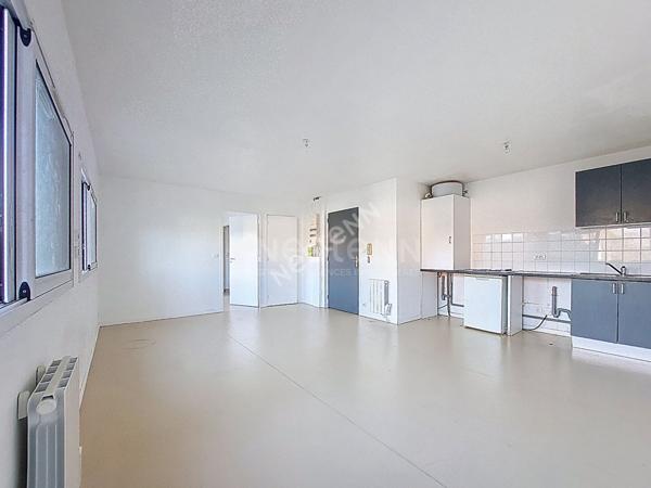 Nantes Bout des Pavés : En vente ! Exclusivité ! Appartement T2 au 1er étage, place de parking extérieure, cuisine aménagée, chambre séparée. Proche toutes commodités.