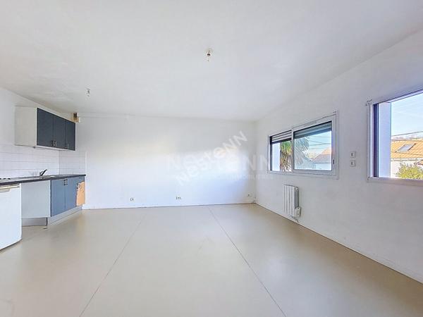 Nantes Bout des Pavés : En vente ! Exclusivité ! Appartement T2 au 1er étage, place de parking extérieure, cuisine aménagée, chambre séparée. Proche toutes commodités.