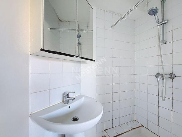 Nantes Bout des Pavés : En vente ! Exclusivité ! Appartement T2 au 1er étage, place de parking extérieure, cuisine aménagée, chambre séparée. Proche toutes commodités.