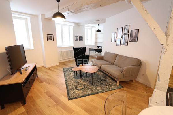 SUPERBE T2 AVEC MOBILIER HAUT DE GAMME EN HYPER CENTRE