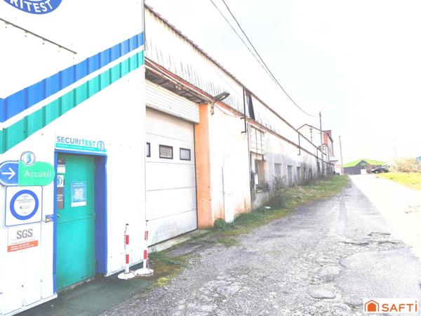 Beau local commercial réhabilité avec 2 bureaux et sanitaires à l'entrée de Poussay venant de Mirecourt