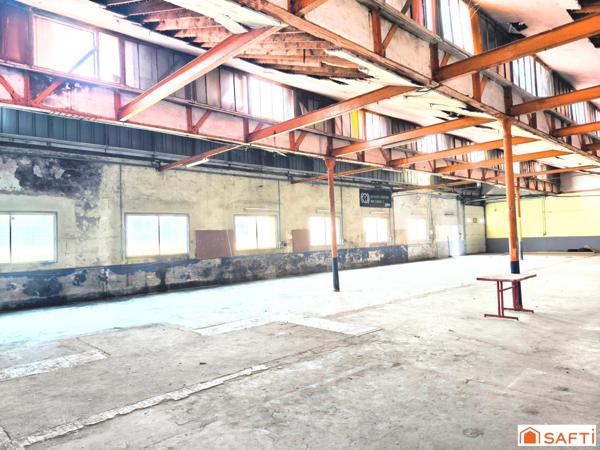 Beau local commercial réhabilité avec 2 bureaux et sanitaires à l'entrée de Poussay venant de Mirecourt