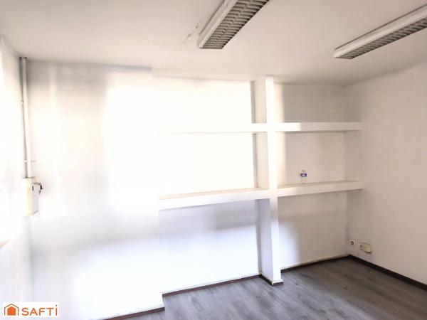 Beau local commercial réhabilité avec 2 bureaux et sanitaires à l'entrée de Poussay venant de Mirecourt