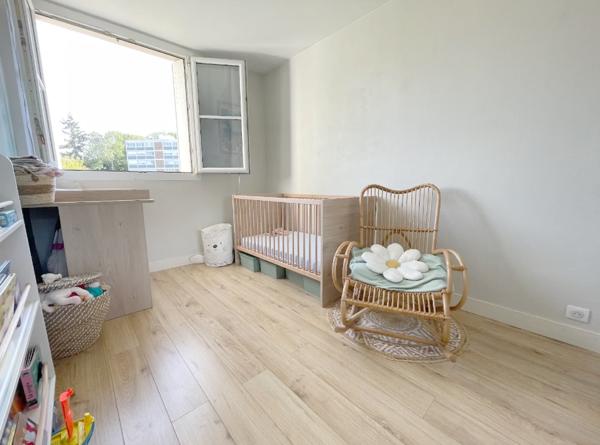 VELIZY QUARTIER MAIRIE - HYPER CENTRE - APPARTEMENT 53m2 - BON ETAT - FAIBLES CHARGES et TAXE FONCIERE - CAVE