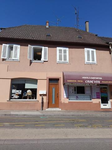 Immeuble de rapport avec 2 locales commercial et 1 appartement.