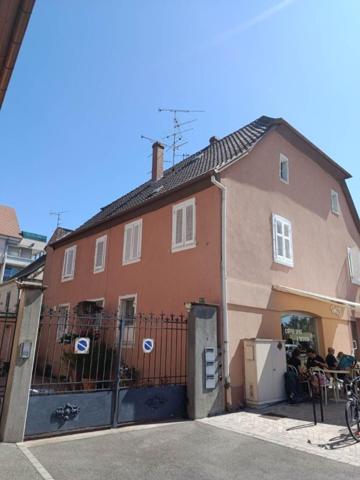 Immeuble de rapport avec 2 locales commercial et 1 appartement.