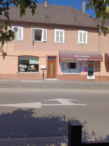 Immeuble de rapport avec 2 locales commercial et 1 appartement.