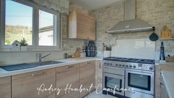 Maison à vendre plain-pied - grand séjour - cuisine récente - 3 chambres - véranda - terrasse - proche de VIGNEULLES LES HATTONCHATE (55)