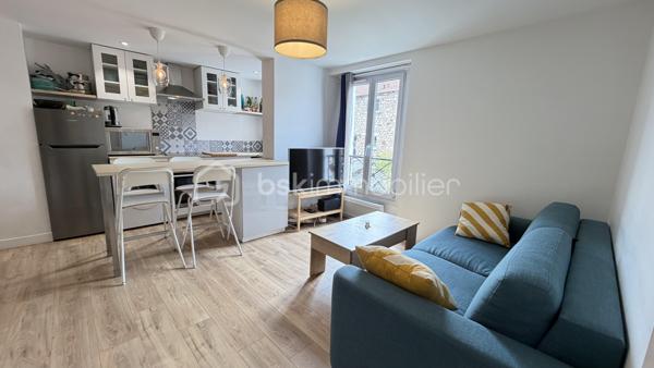 Découvrez cet appartement de 50 m2 pondéré situé dans un immeuble emblématique des années 1930, offrant un cadre de vie agréable et urbain  (62 m² au sol et 38 m² carre). 
À proximité immédiate des commodités et des transports, ce bien est idéal pour les citadins en quête de confort.

Composé de 3/4 pièces, il se situe au 1er étage d’un immeuble de 2 niveaux. Profitez de sa petite terrasse pour vous détendre en extérieur adossée à un abri de jardin pour plus de rangement..

Pompe à chaleur réversible : chaud / froid.

Parfaitement entretenu, cet appartement complètement modernisé de caractère bénéficie d’une belle hauteur sous plafond offrant un charme authentique. En copropriété, les charges annuelles s’élèvent à 200€. 
Le coût du chauffage est estimé entre 790€ et 1100€.

 Ne manquez pas cette opportunité rare en centre-ville GARE MONTREUIL ! 

Contactez MARTIN FABRICE pour une visite.