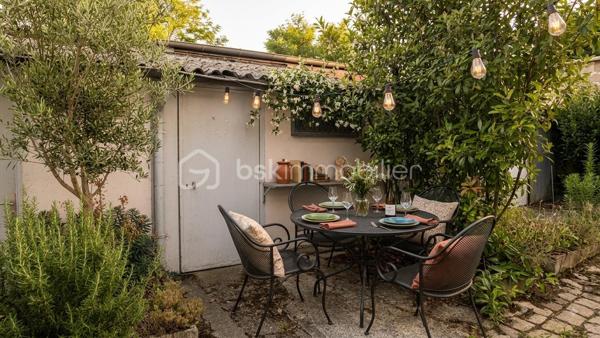 Découvrez cet appartement de 50 m2 pondéré situé dans un immeuble emblématique des années 1930, offrant un cadre de vie agréable et urbain  (62 m² au sol et 38 m² carre). 
À proximité immédiate des commodités et des transports, ce bien est idéal pour les citadins en quête de confort.

Composé de 3/4 pièces, il se situe au 1er étage d’un immeuble de 2 niveaux. Profitez de sa petite terrasse pour vous détendre en extérieur adossée à un abri de jardin pour plus de rangement..

Pompe à chaleur réversible : chaud / froid.

Parfaitement entretenu, cet appartement complètement modernisé de caractère bénéficie d’une belle hauteur sous plafond offrant un charme authentique. En copropriété, les charges annuelles s’élèvent à 200€. 
Le coût du chauffage est estimé entre 790€ et 1100€.

 Ne manquez pas cette opportunité rare en centre-ville GARE MONTREUIL ! 

Contactez MARTIN FABRICE pour une visite.