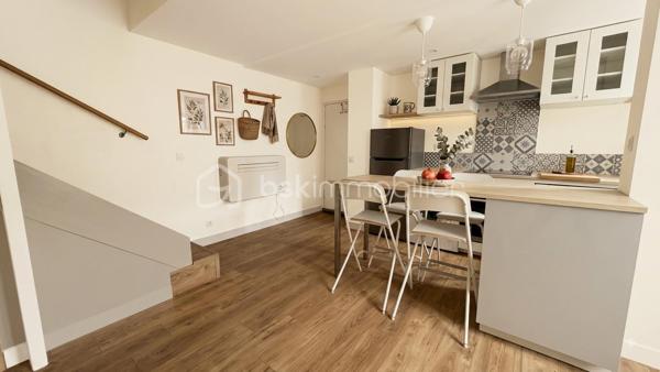 Découvrez cet appartement de 50 m2 pondéré situé dans un immeuble emblématique des années 1930, offrant un cadre de vie agréable et urbain  (62 m² au sol et 38 m² carre). 
À proximité immédiate des commodités et des transports, ce bien est idéal pour les citadins en quête de confort.

Composé de 3/4 pièces, il se situe au 1er étage d’un immeuble de 2 niveaux. Profitez de sa petite terrasse pour vous détendre en extérieur adossée à un abri de jardin pour plus de rangement..

Pompe à chaleur réversible : chaud / froid.

Parfaitement entretenu, cet appartement complètement modernisé de caractère bénéficie d’une belle hauteur sous plafond offrant un charme authentique. En copropriété, les charges annuelles s’élèvent à 200€. 
Le coût du chauffage est estimé entre 790€ et 1100€.

 Ne manquez pas cette opportunité rare en centre-ville GARE MONTREUIL ! 

Contactez MARTIN FABRICE pour une visite.