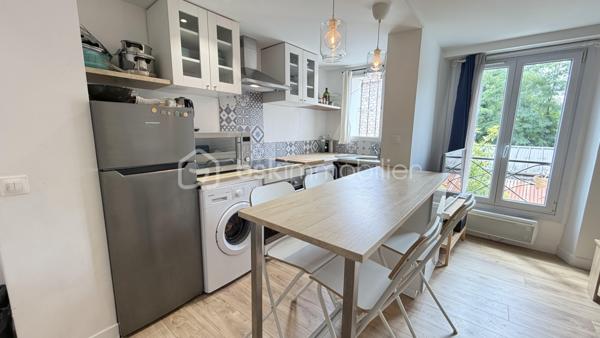 Découvrez cet appartement de 50 m2 pondéré situé dans un immeuble emblématique des années 1930, offrant un cadre de vie agréable et urbain  (62 m² au sol et 38 m² carre). 
À proximité immédiate des commodités et des transports, ce bien est idéal pour les citadins en quête de confort.

Composé de 3/4 pièces, il se situe au 1er étage d’un immeuble de 2 niveaux. Profitez de sa petite terrasse pour vous détendre en extérieur adossée à un abri de jardin pour plus de rangement..

Pompe à chaleur réversible : chaud / froid.

Parfaitement entretenu, cet appartement complètement modernisé de caractère bénéficie d’une belle hauteur sous plafond offrant un charme authentique. En copropriété, les charges annuelles s’élèvent à 200€. 
Le coût du chauffage est estimé entre 790€ et 1100€.

 Ne manquez pas cette opportunité rare en centre-ville GARE MONTREUIL ! 

Contactez MARTIN FABRICE pour une visite.