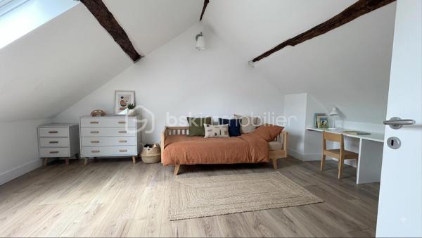 Découvrez cet appartement de 50 m2 pondéré situé dans un immeuble emblématique des années 1930, offrant un cadre de vie agréable et urbain  (62 m² au sol et 38 m² carre). 
À proximité immédiate des commodités et des transports, ce bien est idéal pour les citadins en quête de confort.

Composé de 3/4 pièces, il se situe au 1er étage d’un immeuble de 2 niveaux. Profitez de sa petite terrasse pour vous détendre en extérieur adossée à un abri de jardin pour plus de rangement..

Pompe à chaleur réversible : chaud / froid.

Parfaitement entretenu, cet appartement complètement modernisé de caractère bénéficie d’une belle hauteur sous plafond offrant un charme authentique. En copropriété, les charges annuelles s’élèvent à 200€. 
Le coût du chauffage est estimé entre 790€ et 1100€.

 Ne manquez pas cette opportunité rare en centre-ville GARE MONTREUIL ! 

Contactez MARTIN FABRICE pour une visite.