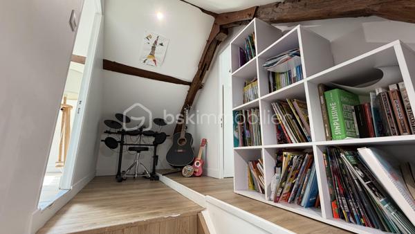 Découvrez cet appartement de 50 m2 pondéré situé dans un immeuble emblématique des années 1930, offrant un cadre de vie agréable et urbain  (62 m² au sol et 38 m² carre). 
À proximité immédiate des commodités et des transports, ce bien est idéal pour les citadins en quête de confort.

Composé de 3/4 pièces, il se situe au 1er étage d’un immeuble de 2 niveaux. Profitez de sa petite terrasse pour vous détendre en extérieur adossée à un abri de jardin pour plus de rangement..

Pompe à chaleur réversible : chaud / froid.

Parfaitement entretenu, cet appartement complètement modernisé de caractère bénéficie d’une belle hauteur sous plafond offrant un charme authentique. En copropriété, les charges annuelles s’élèvent à 200€. 
Le coût du chauffage est estimé entre 790€ et 1100€.

 Ne manquez pas cette opportunité rare en centre-ville GARE MONTREUIL ! 

Contactez MARTIN FABRICE pour une visite.