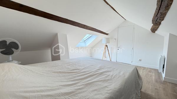Découvrez cet appartement de 50 m2 pondéré situé dans un immeuble emblématique des années 1930, offrant un cadre de vie agréable et urbain  (62 m² au sol et 38 m² carre). 
À proximité immédiate des commodités et des transports, ce bien est idéal pour les citadins en quête de confort.

Composé de 3/4 pièces, il se situe au 1er étage d’un immeuble de 2 niveaux. Profitez de sa petite terrasse pour vous détendre en extérieur adossée à un abri de jardin pour plus de rangement..

Pompe à chaleur réversible : chaud / froid.

Parfaitement entretenu, cet appartement complètement modernisé de caractère bénéficie d’une belle hauteur sous plafond offrant un charme authentique. En copropriété, les charges annuelles s’élèvent à 200€. 
Le coût du chauffage est estimé entre 790€ et 1100€.

 Ne manquez pas cette opportunité rare en centre-ville GARE MONTREUIL ! 

Contactez MARTIN FABRICE pour une visite.