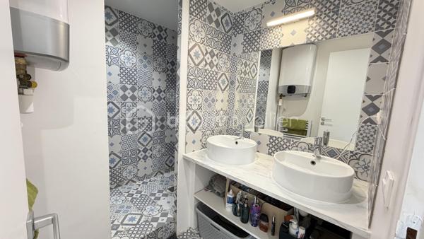 Découvrez cet appartement de 50 m2 pondéré situé dans un immeuble emblématique des années 1930, offrant un cadre de vie agréable et urbain  (62 m² au sol et 38 m² carre). 
À proximité immédiate des commodités et des transports, ce bien est idéal pour les citadins en quête de confort.

Composé de 3/4 pièces, il se situe au 1er étage d’un immeuble de 2 niveaux. Profitez de sa petite terrasse pour vous détendre en extérieur adossée à un abri de jardin pour plus de rangement..

Pompe à chaleur réversible : chaud / froid.

Parfaitement entretenu, cet appartement complètement modernisé de caractère bénéficie d’une belle hauteur sous plafond offrant un charme authentique. En copropriété, les charges annuelles s’élèvent à 200€. 
Le coût du chauffage est estimé entre 790€ et 1100€.

 Ne manquez pas cette opportunité rare en centre-ville GARE MONTREUIL ! 

Contactez MARTIN FABRICE pour une visite.