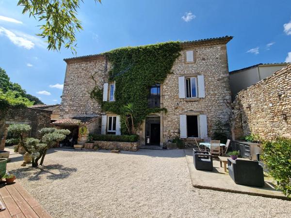 MAISON DE  MAITRE avec COUR intérieure et TERRAIN