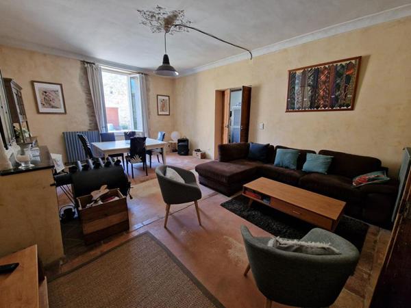 MAISON DE  MAITRE avec COUR intérieure et TERRAIN