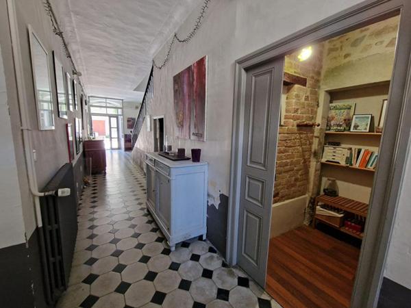 MAISON DE  MAITRE avec COUR intérieure et TERRAIN