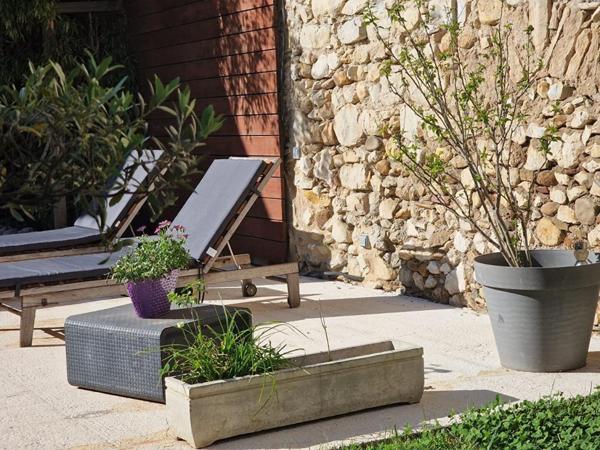 MAISON DE  MAITRE avec COUR intérieure et TERRAIN