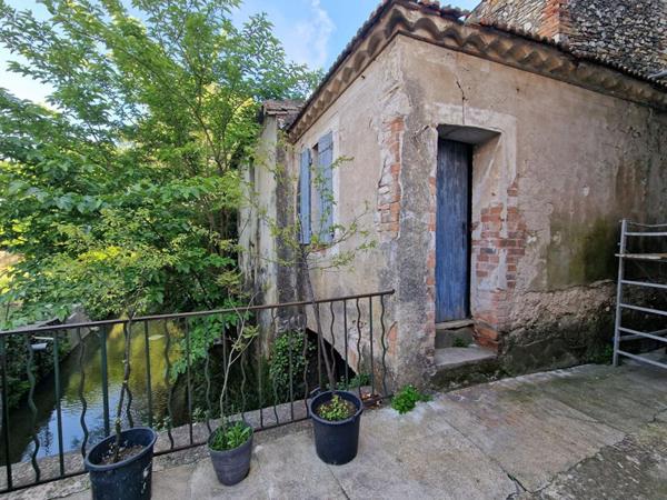 MAISON DE  MAITRE avec COUR intérieure et TERRAIN
