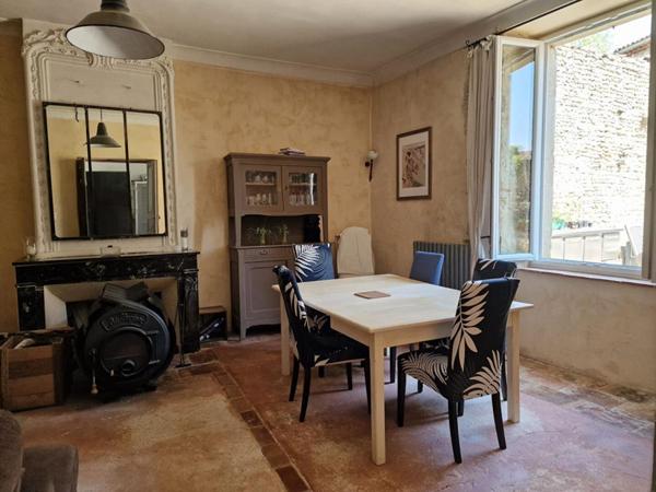 MAISON DE  MAITRE avec COUR intérieure et TERRAIN