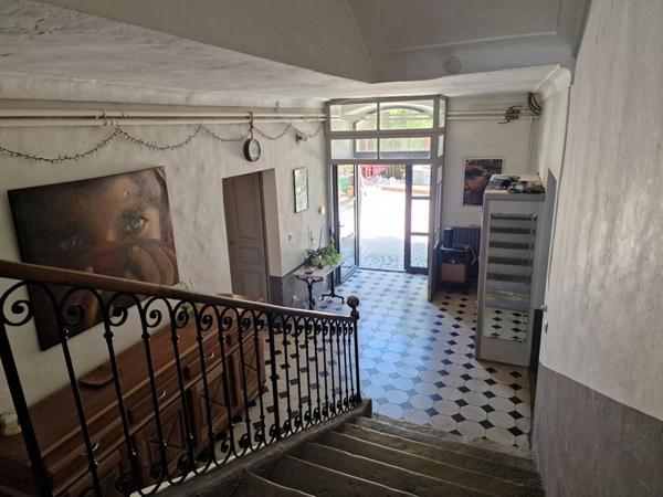 MAISON DE  MAITRE avec COUR intérieure et TERRAIN