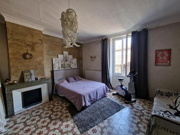 MAISON DE  MAITRE avec COUR intérieure et TERRAIN