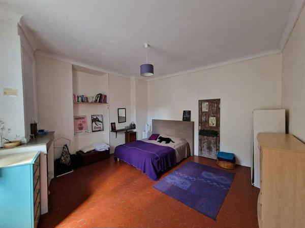 MAISON DE  MAITRE avec COUR intérieure et TERRAIN