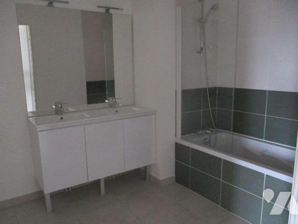 Résidence récente, avec ascenseur, première occupation,
Au 3ème étage : APPARTEMENT comprenant...